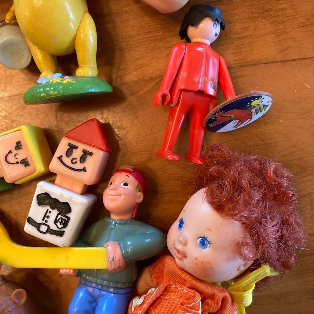 LOT VINTAGE TOYS CHARACTERS DOLLS LEGOS 👀 - Picture 6 of 13